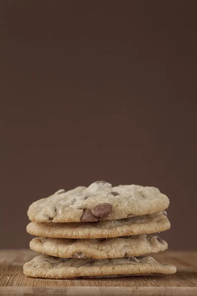 Stack of chocolate chip cookies on cutting board — Stock Photo, Image