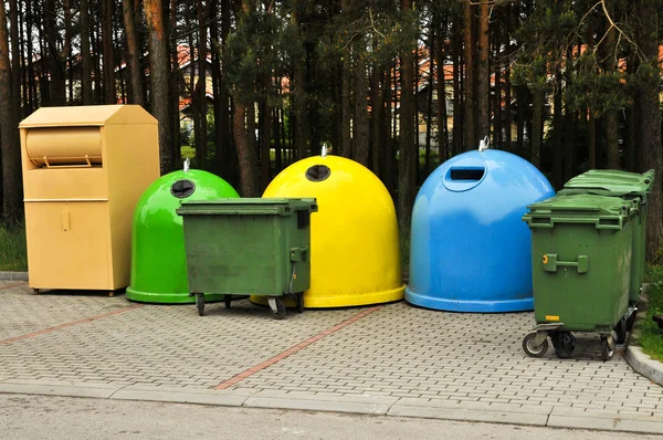 Papeleras de reciclaje coloridas —  Fotos de Stock