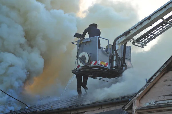 Fireman fighting against fire — Stock Photo, Image