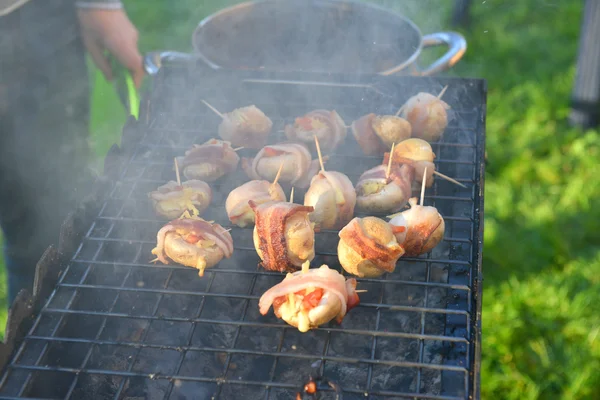 Koch grillt Pilze — Stockfoto