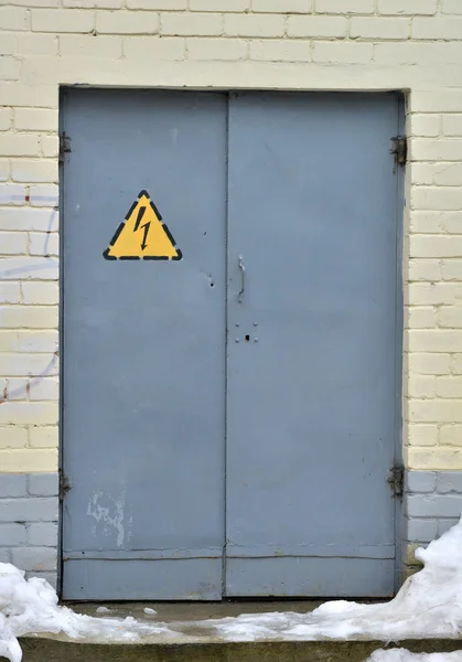 High voltage sign on a rusty metal door — Stock Photo, Image
