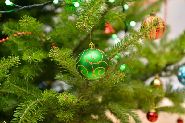 Zöld karácsonyi labda — Stock Fotó