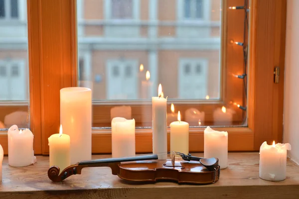 Candele e violino — Foto Stock