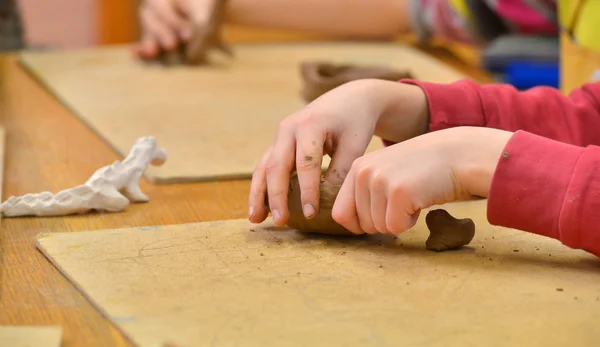 Ton in Kinderhänden — Stockfoto