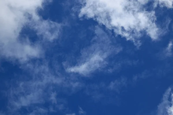 Açık bir günde, rüzgar o kadar güçlü eser ki bulutlar parçalanır..