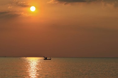 Güneş ve akşam ışığı denize vurdu ve yüzen tekneler vardı..