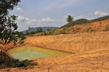 Bahçıvanlar yazın su bulmak için bir kuyu kazmaya hazırlanıyorlar..