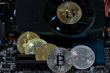 Bilgisayar donanımındaki Bitcoin madeni paraları Dijital madeni para fiyatları düşer ve madenciliği durdurur.