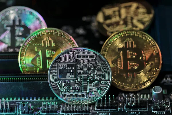 Bilgisayar donanımındaki Bitcoin madeni paraları Dijital madeni para fiyatları düşer ve madenciliği durdurur.