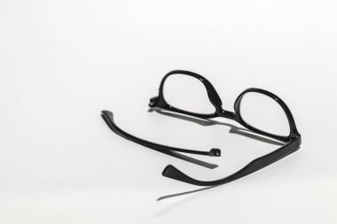 Bardaklar hasar görmüş, parçalar ayrılmış..