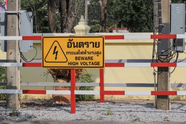 Yüksek voltajlı tehlikeli bölgeler için uyarı işareti