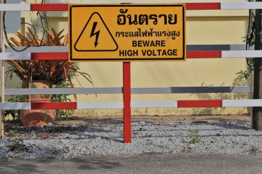 Yüksek voltajlı tehlikeli bölgeler için uyarı işareti