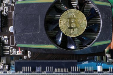 Grafik kartındaki Bitcoin sembolü olan altın para.