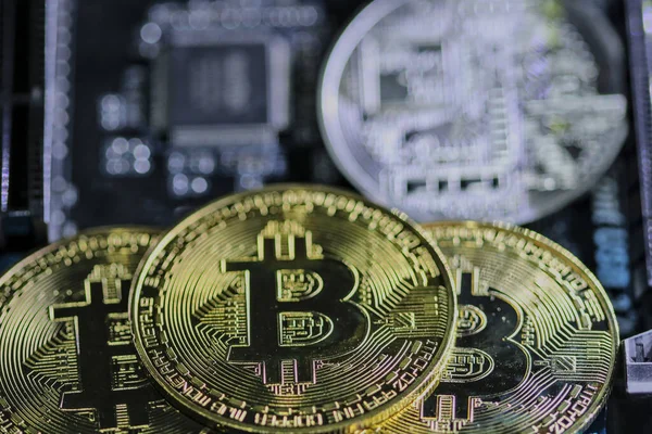 Bitcoinové Mince Počítačovém Vybavení Koncept Digitálních Cen Mincí Klesá Zastavuje Stock Obrázky