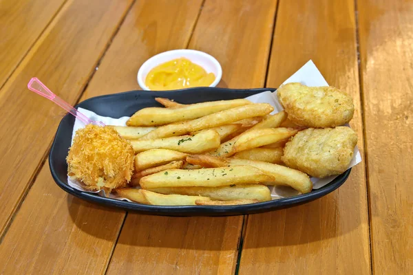 Patates kızartması ve farklı patates kızartması. Abur cubur fikirleri için atıştırmalık..