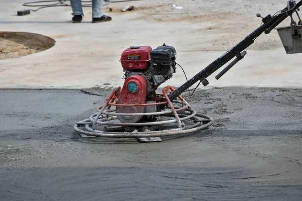 Concrete grinding for construction work is fast with this concrete mortar grinder. And results in smoother surfaces