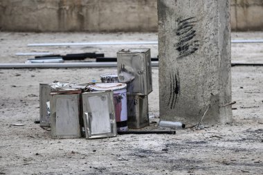İnşaat alanında boş boya kovaları ve daha ince kovalar istiflendi..