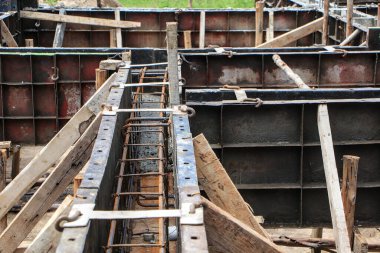 Evin etrafındaki zeminin dayanıklılığını arttırmak için çelik çerçeveli beton döşeme..