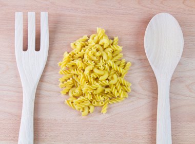 kaşık ve çatal ahşap zemin üzerinde