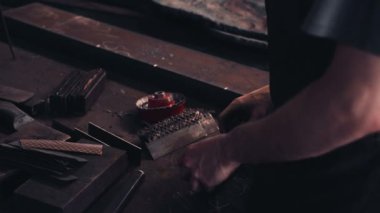 Demircinin el metal atölyesinde çalışmak