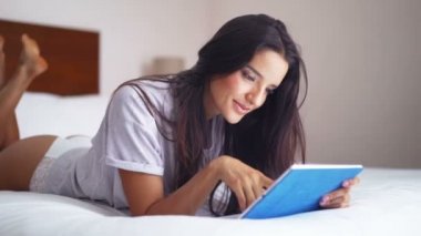 kadın yatak odasında onun tablet kullanma