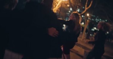 Kasabada geceleri çalışan hipster arkadaşlar