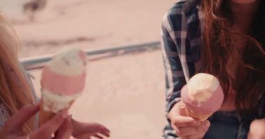 hippi kız sahil, dondurma keyfi