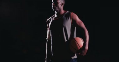 Basketbolcu Ayakta ve Top Tutma 