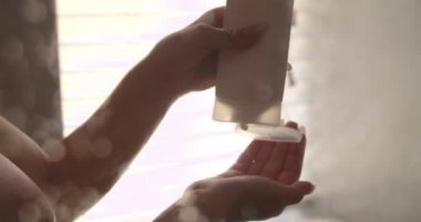 kadın dökülen saç şampuanı elini üzerinde