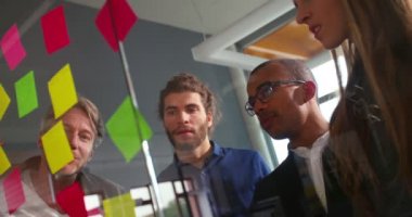 iş takım başlangıç ofiste beyin fırtınası