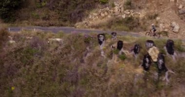 Bisikletçi dağ yolda sürme