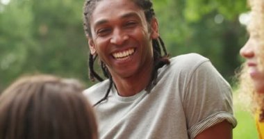 Anne ve kızı birlikte zaman harcıyor