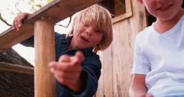 Kamera bir Treehouse parmakları işaret çocuk