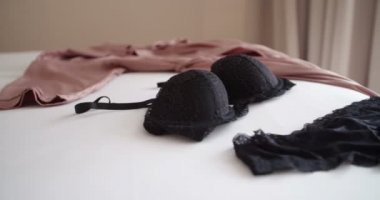 yatakta seksi siyah iç çamaşırı 