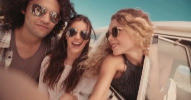 Hipster çok etnik grup kameraya gülümseyen