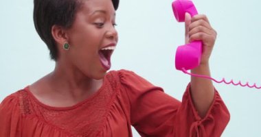 Mutlu kadın holding pembe telefon