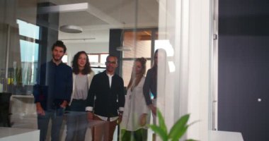 office, eser hakkında konuşmaya çalışan grubu