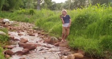 Maceracı çocuk dünya ve nehir keşfetmek