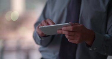 Balkonda akıllı telefon kullanarak iş adamı 