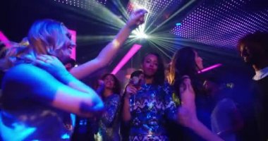 Afrikalı-Amerikalı kadın kız arkadaşları ile gece kutluyor
