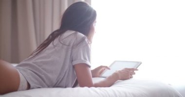 onun tablet kullanarak iç çamaşırı giyen kadın 