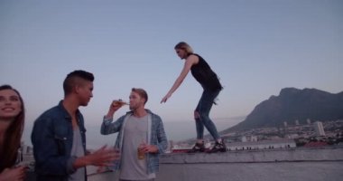 Hippi kız çatı kenarında Dengeleme