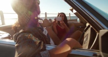 üstü açık bir arabayla fotoğraf çekmeye hipster Çift