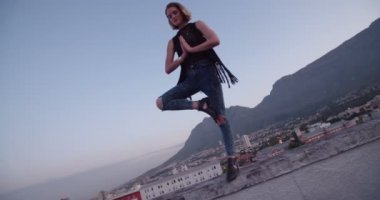 Kız uygulamaları yoga ağaç poz bir çatıda 