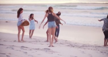 arkadaşlar Sandy Beach üzerinde deniz kenarında dans