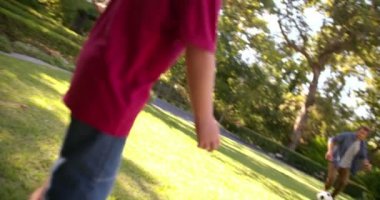 Baba ve çocuk bahçesinde top oynarken  