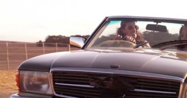 adam bir yolculuğa sürüş sahiptir 