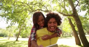 Kadın sırtlama adam park gezintisi