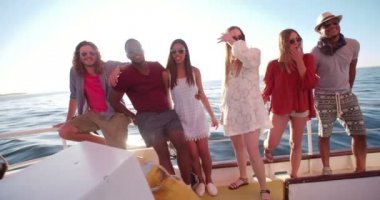 grup arkadaşıyla birlikte gün batımında yatta