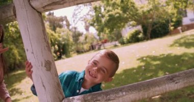 Arkadaşlar bir parkta ahşap bir çit ile birlikte arıyorsunuz